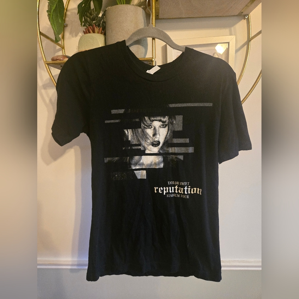 Taylor Swift Black "Reputation"  Tour T-shirt